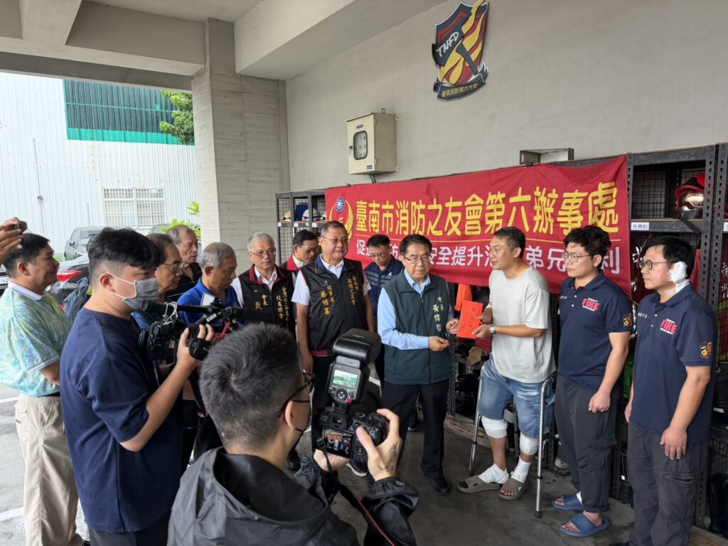 臺南安南區廢棄物火警發生猛烈爆炸，造成3名消防人員因公受傷，警專校友會總會長戴崇贒與各界代表前往慰問，盼勇消安心養傷、平安回家。（圖／臺南市消防局提供）