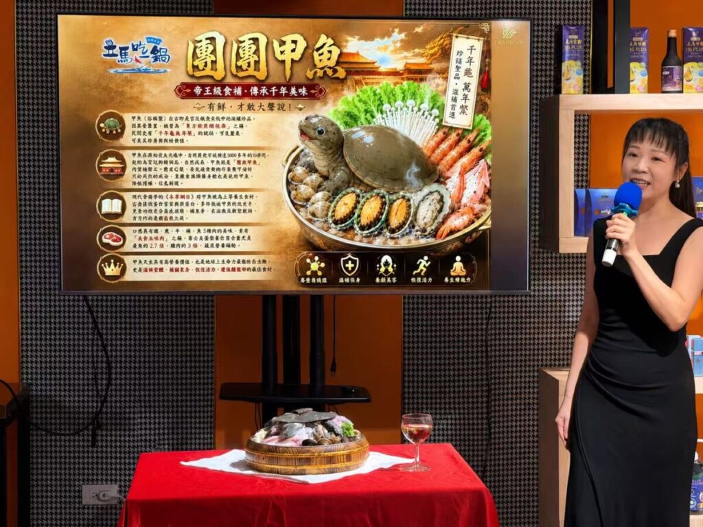 「團團甲魚鍋」新品亮相,A總楊佩樺(Abby)現場介紹食材特色及料理方式。(圖/立馬吃一鍋提供)