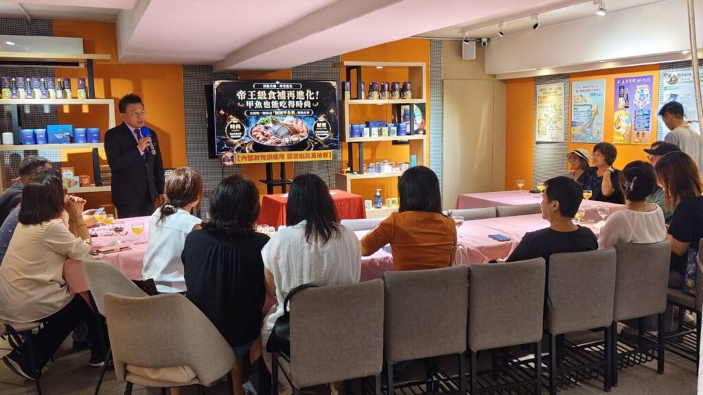 「團團甲魚鍋」新品發表會登場,湯竣盛經理現場說明契作甲魚與鍋物料理的開發構想。(圖/立馬吃一鍋提供)