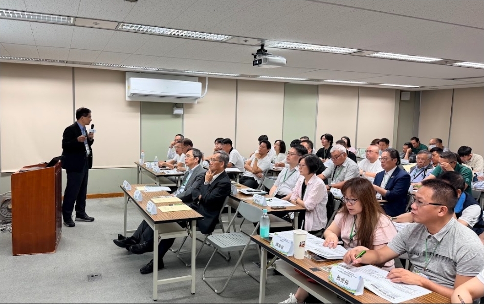 內政部建築研究所羅時麒組長(持麥克風者),為學員講授近零碳建築政策趨勢。(圖/記者 趙靜姸翻攝)