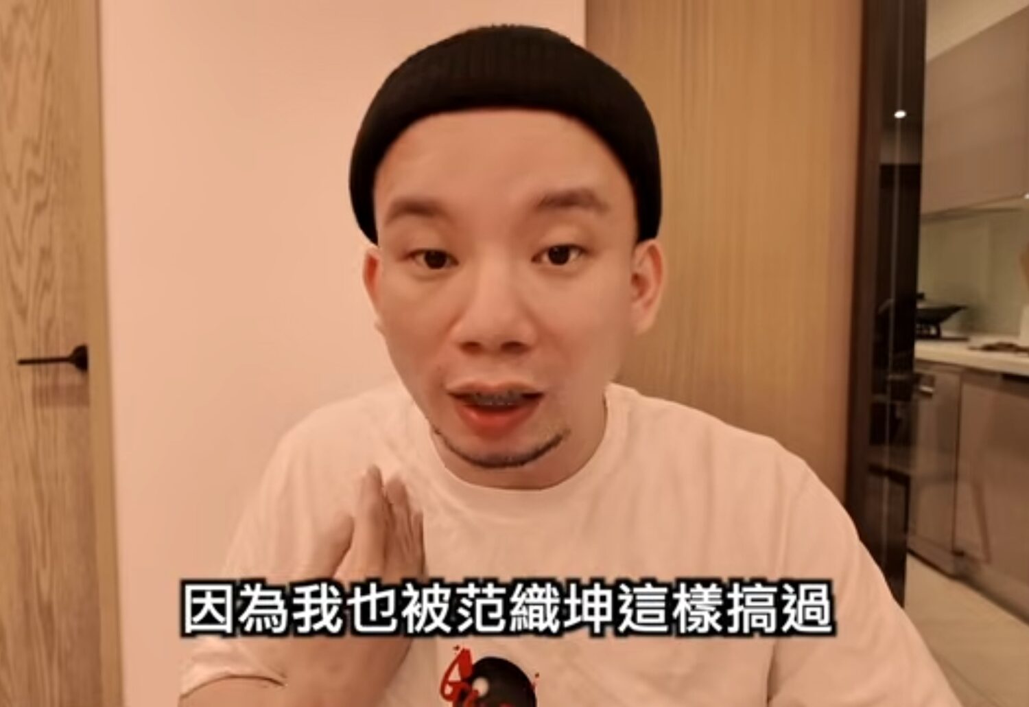 烏鴉最新發佈的影片中,對花蓮縣警局局長范織坤火力全開。(圖/翻攝自烏鴉YT影片)