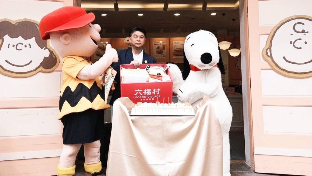 六福村歡慶47週年生日，SNOOPY與查理布朗驚喜現身送上生日蛋糕，六福村主題遊樂園總經理葉忠岳代表園方回贈聯名生日好禮，共同歡慶「同天生日」。（圖／記者張家燁翻攝）