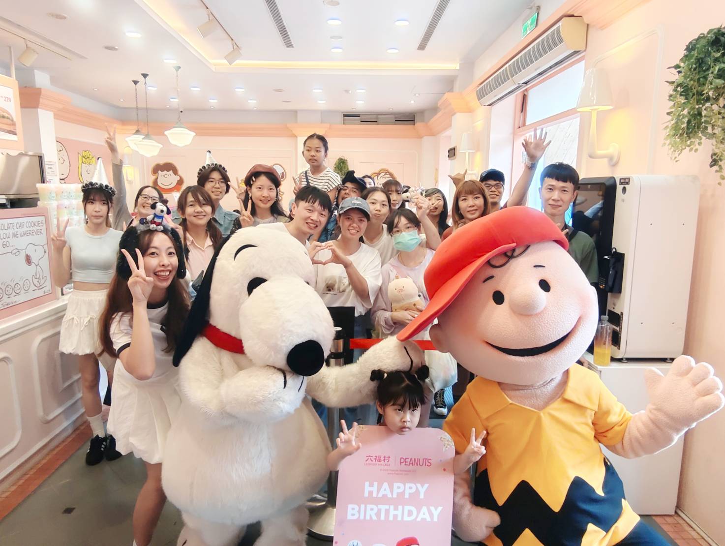 SNOOPY與查理布朗現身六福村與大小朋友近距離互動、合影，現場洋溢歡樂生日氣氛。（圖／記者張家燁翻攝）