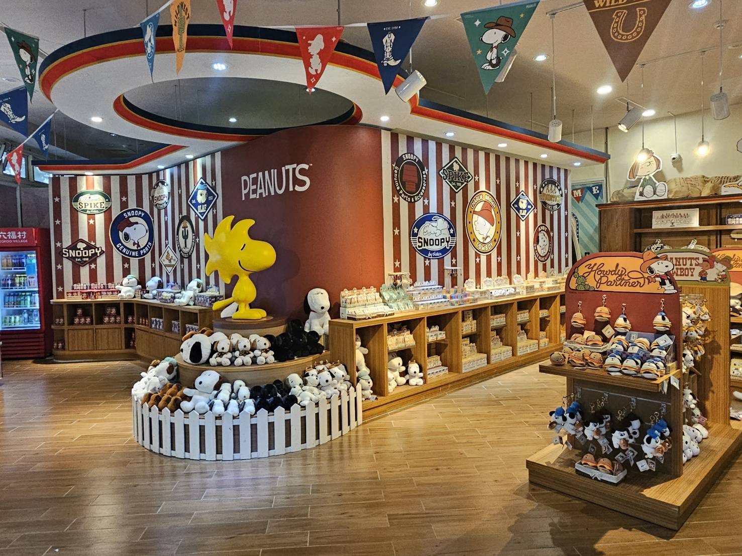 六福村SNOOPY主題商店集結多款PEANUTS角色周邊商品，讓粉絲在遊園之餘也能選購收藏。（圖／記者張家燁翻攝）