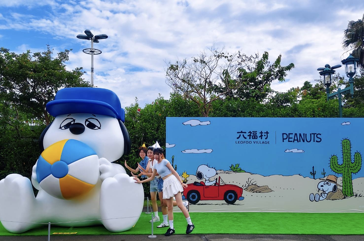 六福村攜手PEANUTS打造SNOOPY主題造景，吸引遊客拍照打卡，為暑期增添濃厚歡樂氛圍。（圖／記者張家燁翻攝）