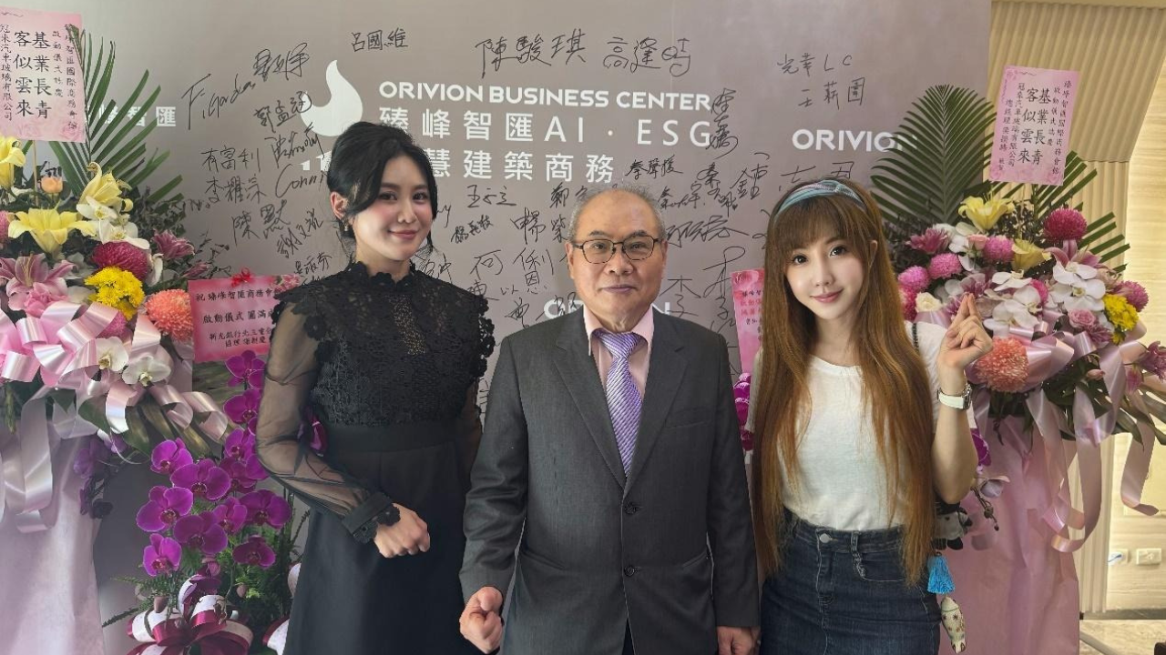 東妍美學主理人Serena(左一)、虹廷建設董事長 鄭金鴻(左二)於「臻峰智匯商務中心啟動儀式」與潛在結盟夥伴:蒂蒂創意娛樂有限公司創辦人 陳蒂蒂(右一) 合影。期待未來共同推動品牌價值與市場影響力。(圖/臻峰智匯商務中心提供)
