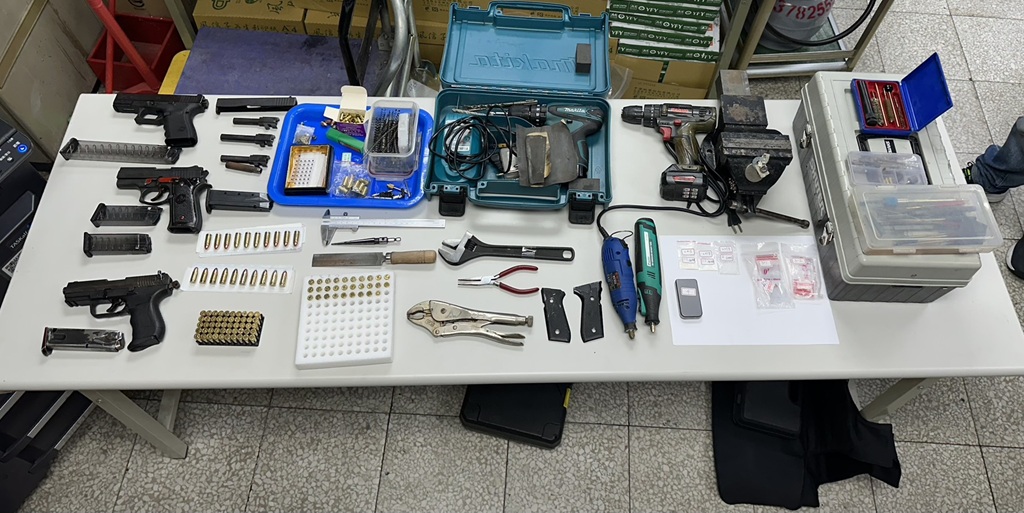 身背強盜毒品通緝又疑藏槍毒 警「靠這個」揪出嫌犯