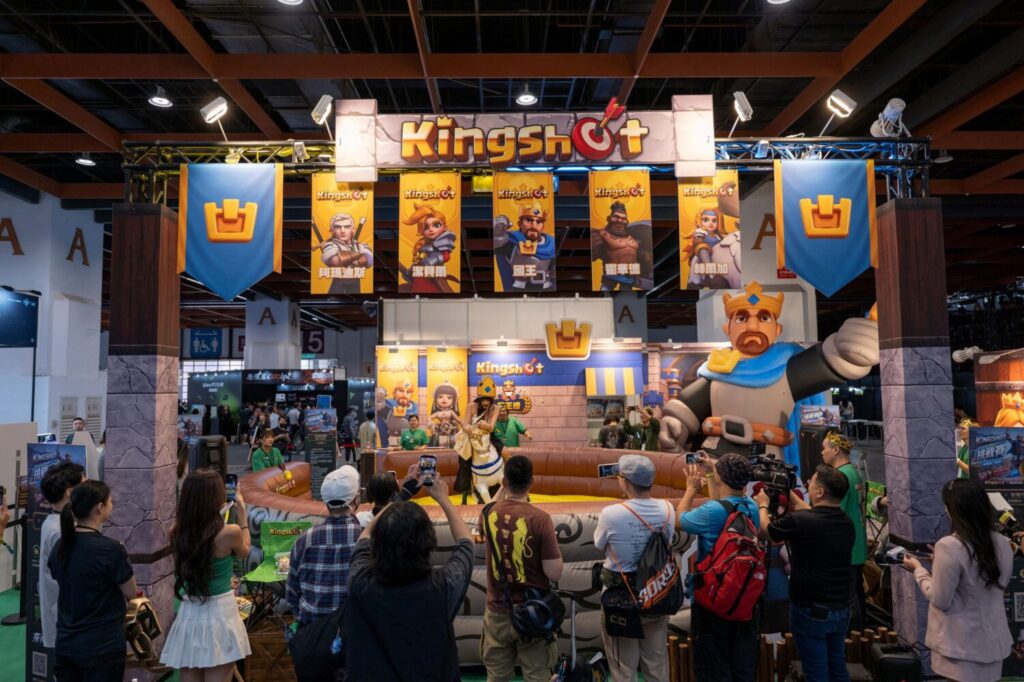Kingshot 進駐 WirForce 2026,以大型主題展位結合互動挑戰與現場體驗,吸引玩家駐足參與,展現遊戲品牌與玩家社群的高度互動。(圖/主辦單位提供)