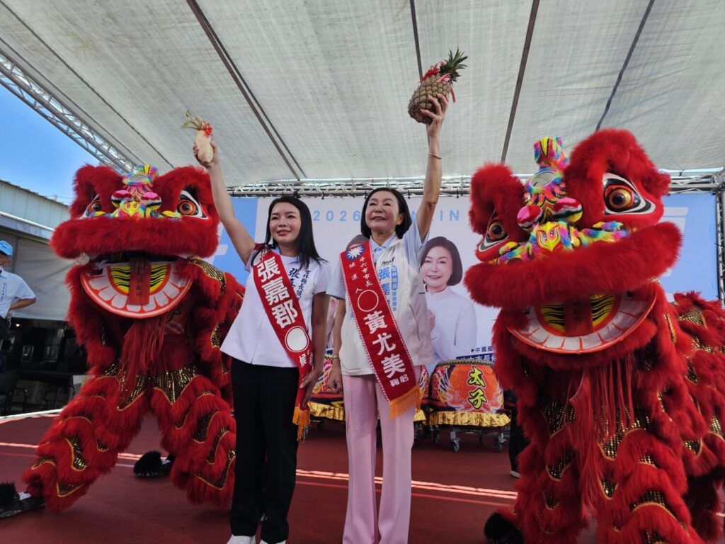 張嘉郡、黃尤美斗六聯合競總成立，受贈好彩頭、旺鳳梨。（圖/記者葉子綱攝）