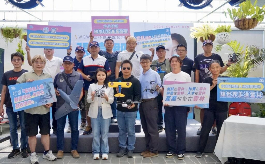 張嘉郡（前左3）與無人機相關人士交流，提出「來雲林飛、來雲林比、來雲林創業」的三階段無人機產業發展。（圖/記者葉子綱翻攝）