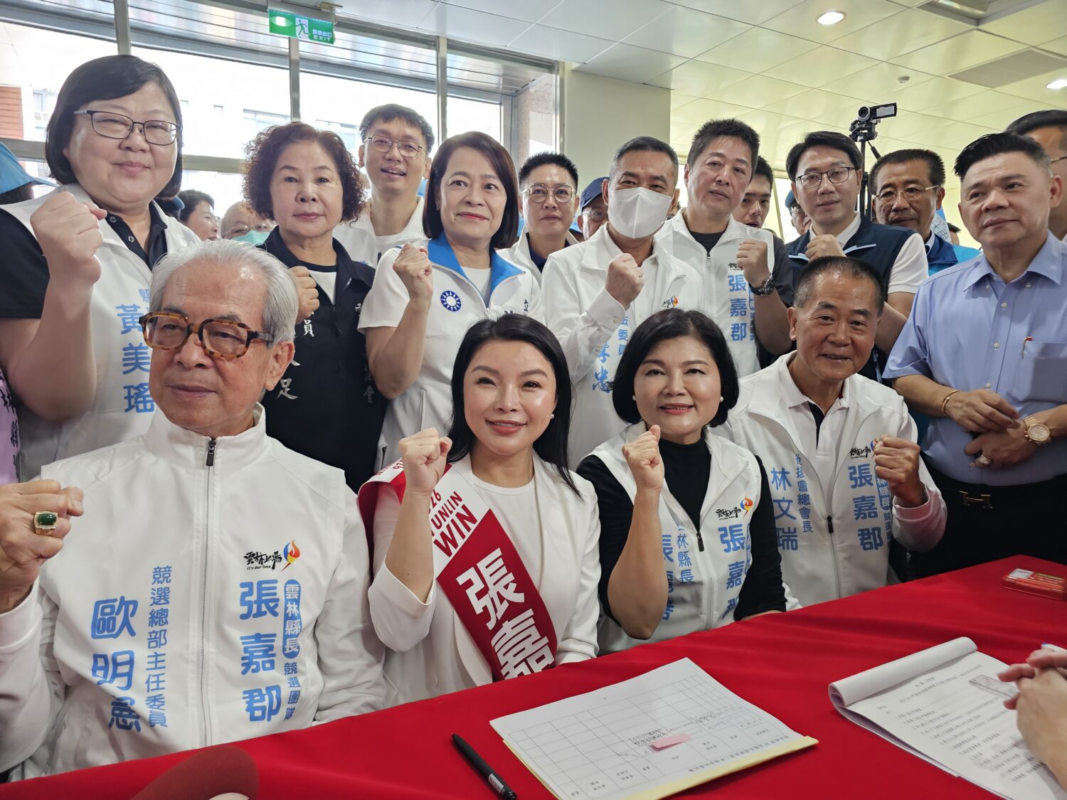 張嘉郡（前左二）由姑姑現任雲林縣長張麗善（前右二）及各界人士陪同登記參選。（圖/記者葉子綱攝）
