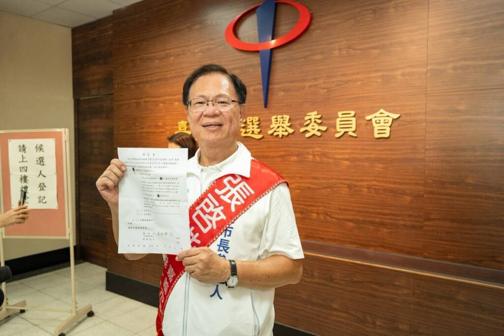 張啓楷填表正式登記參選嘉義市長。(圖／記者翻攝)