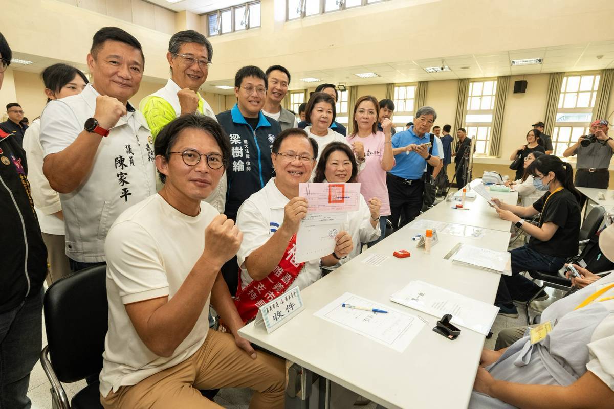 黃敏惠、黃國昌及藍白市議員參選人陪同,張啓楷正式完成嘉義市長參選登記。(圖/記者翻攝)