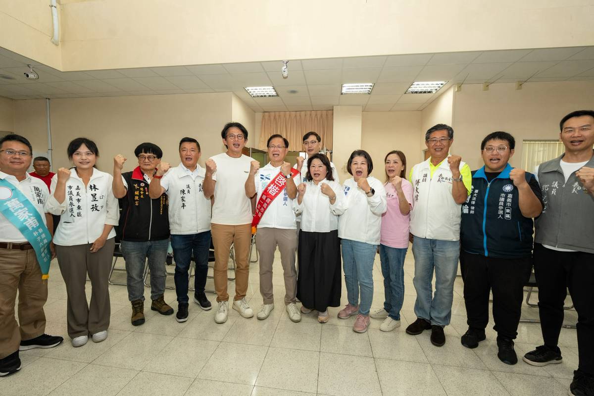 凍蒜!凍蒜!凍蒜!張啓楷完成嘉義市長參選登記,現場氣勢如虹。(圖/記者翻攝)