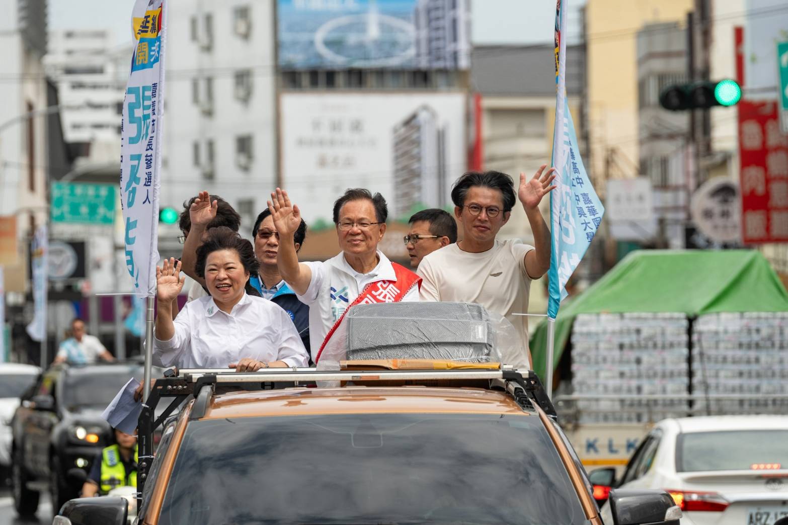 黃敏惠、黃國昌及藍白市議員參選人共同陪同張啓楷展開車隊掃街拜票,向沿途市民爭取支持。(圖/記者翻攝)