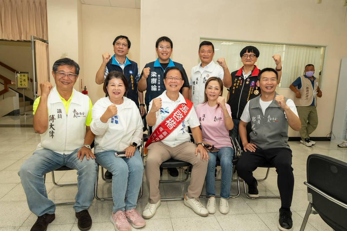張啓楷上午由嘉義市長黃敏惠、台灣民眾黨主席黃國昌及兩黨議員參選人陪同完成參選登記。(圖/記者翻攝)