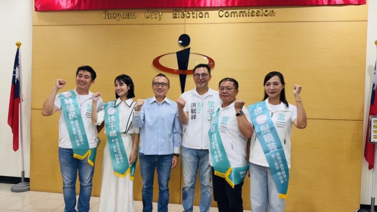 民眾黨黨秘書長周榆修、立法委員暨桃園市黨部主委洪毓祥陪同「民眾桃園隊」聯合登記的4名市議員候選人，分別為第一選區（桃園區）徐千晴、第二選區（龜山區）周曉芸、第三選區（八德區）林晏良，以及第八選區（平鎮區）吳正吉。(圖／記者翻攝)