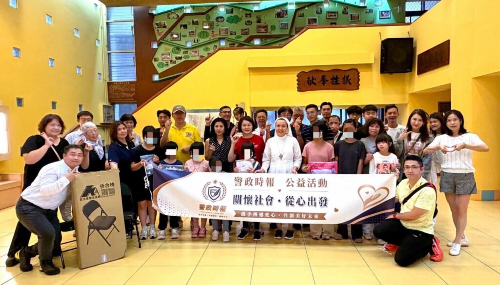 《警政時報》攜手大管家房屋管理顧問公司前往新竹縣寶山鄉德蘭兒童中心舉辦公益活動，共同捐贈教室折疊椅50張及泳衣20套，總價值近10萬元，與中心師生合影留念。（圖／記者張家燁拍攝）