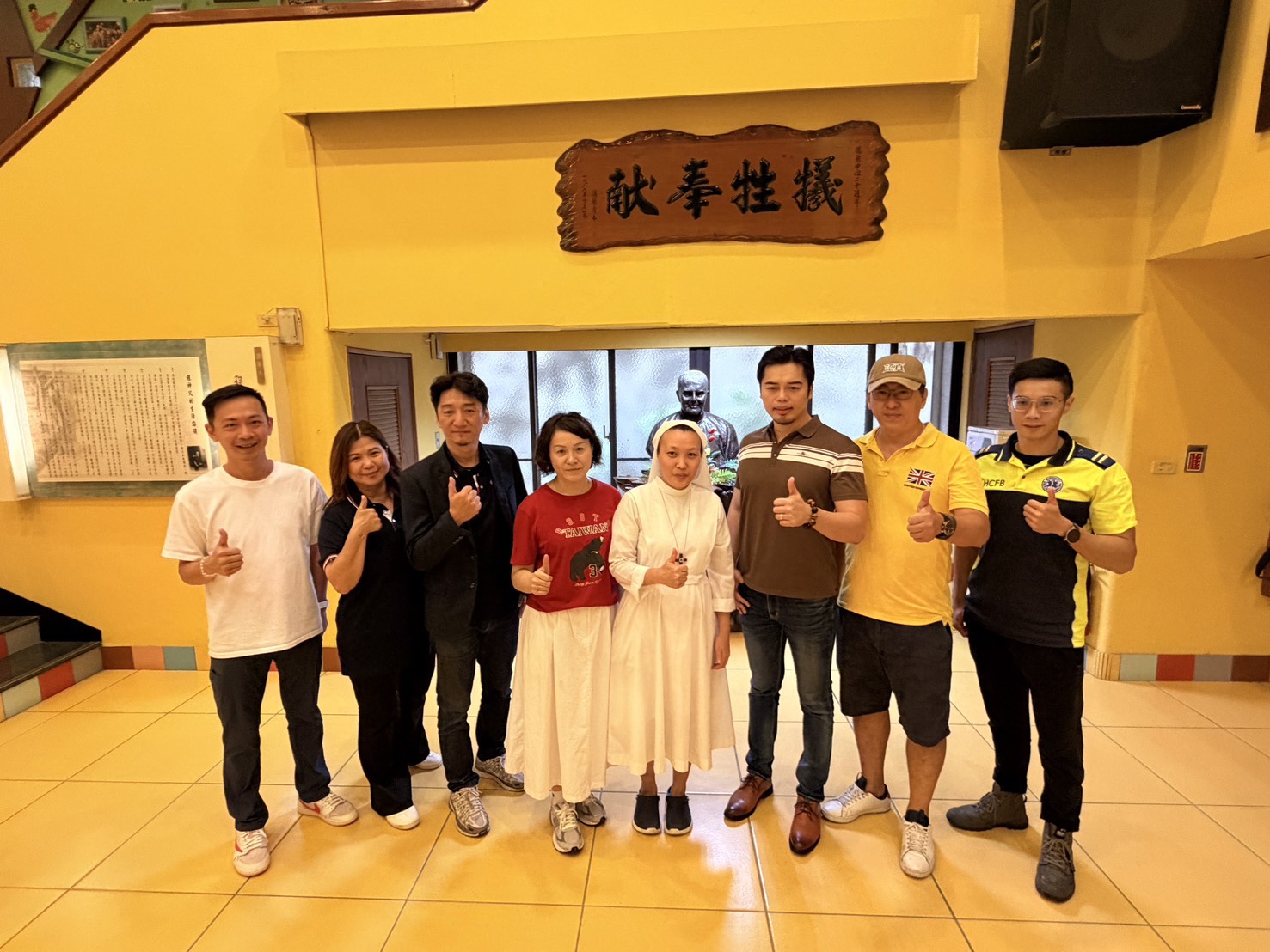 《警政時報》總社長伍仲威(左3)率各地分社主管參與德蘭兒童中心公益捐贈活動,在新埔分隊分隊長李晉毅牽線下,攜手大管家企業傳遞愛心、關懷兒少。(圖/記者張家燁拍攝)