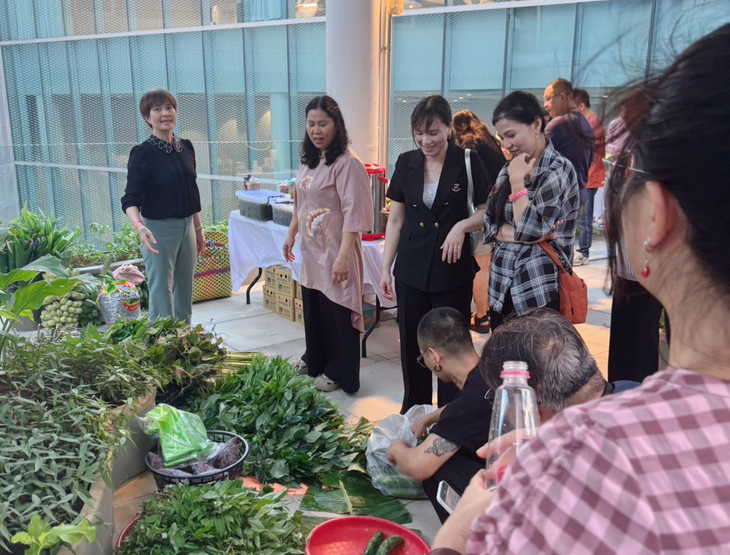 越南藝術家阮英俊以32座植栽土丘及數十種由越南社群募集的植物，結合種子圖書館、飲食、藝術與閱讀，打造跨文化交流場域。(圖／記者翻攝)