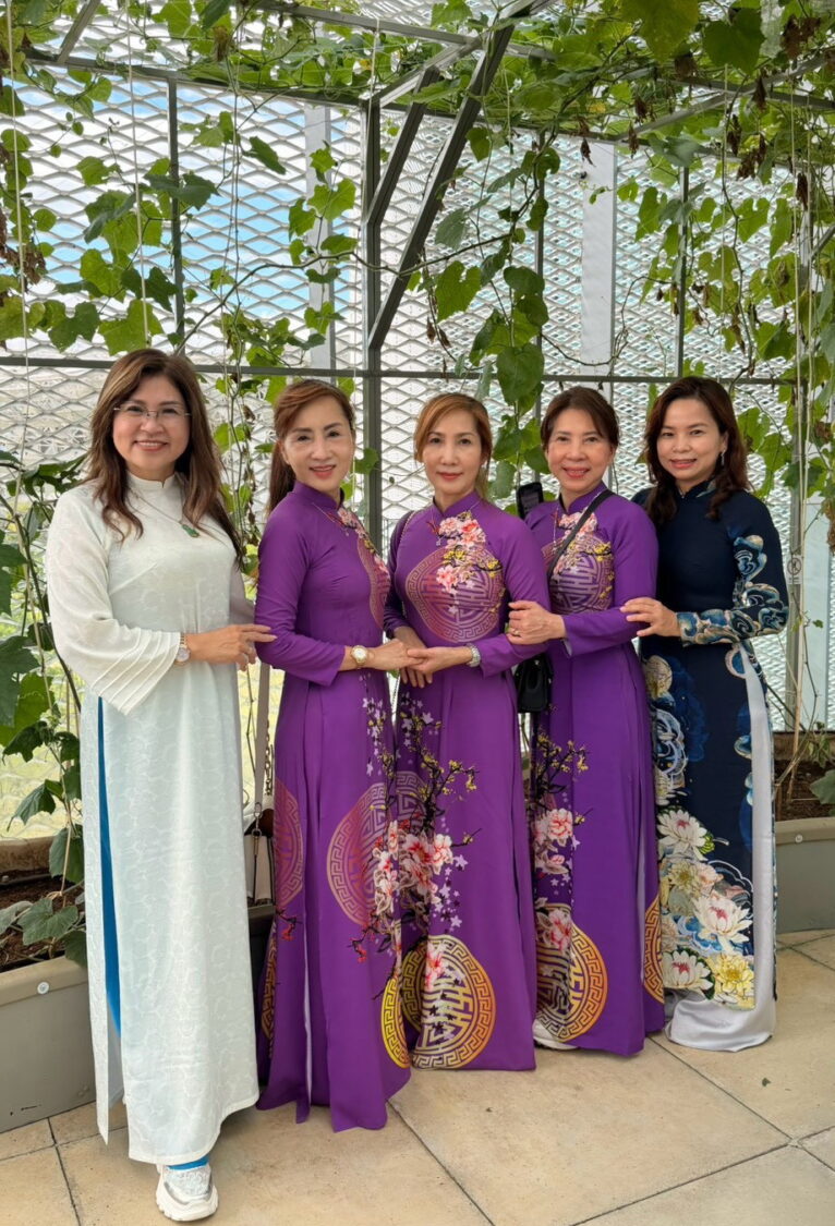 麥玉珍(左1)表示，從香茅、羅勒、蝶豆花，到無花果、斑蘭葉，對許多越南新住民而言，這些熟悉植物不只是日常飲食的一部分，更承載著與家鄉緊密相連的生活記憶與情感。(圖／記者翻攝)