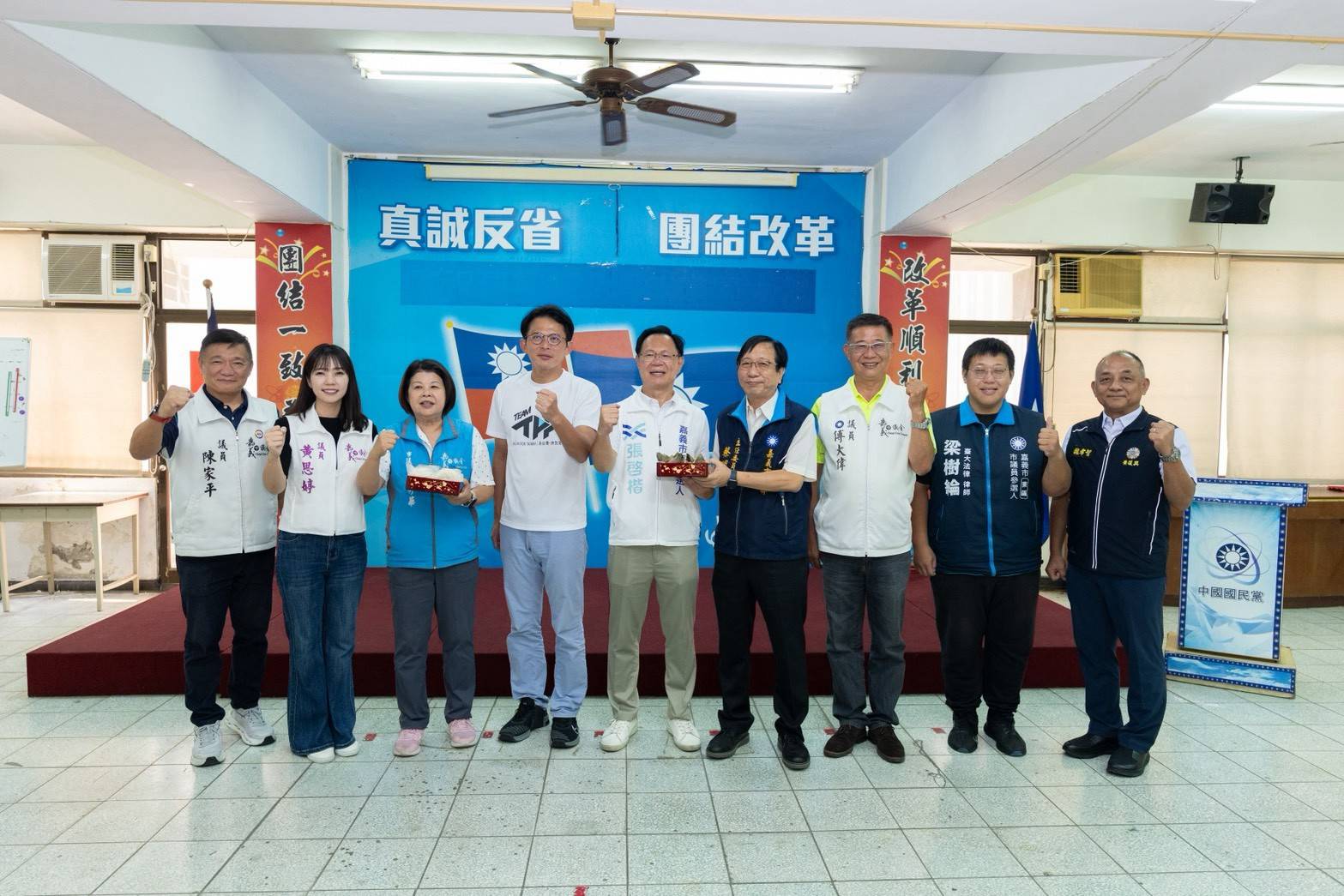黃國昌陪同張啓楷展開密集輔選行程,下午前往國民黨嘉義市黨部拜會,持續強化地方在野合作。(圖/記者翻攝)