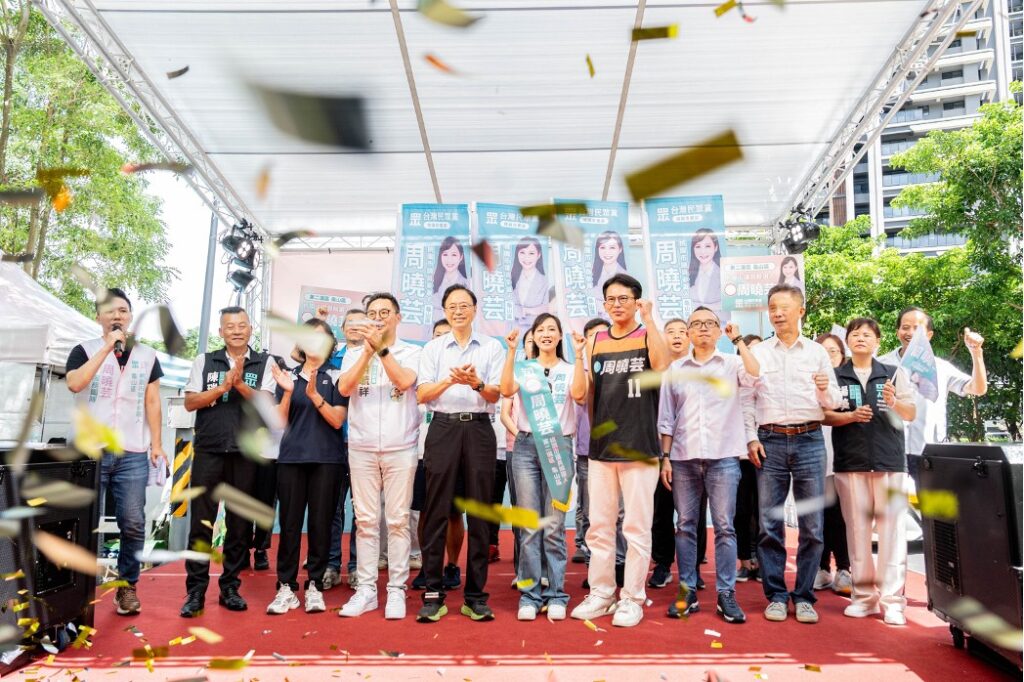 周曉芸競選總部成立大會，桃園市長張善政、國民黨立委牛煦庭及民眾黨主席黃國昌、立委暨桃園市黨部主委洪毓祥、前立委蔡壁如、秘書長周榆修等藍白大咖及地方代表同台力挺，展現勝選氣勢。(圖／記者翻攝)