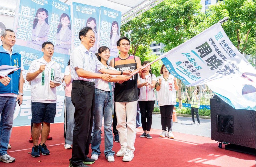 「藍白合」合不合？桃園市市長張善政現身周曉芸競選總部成立大會，用具體行動給出答案。(圖／記者翻攝)