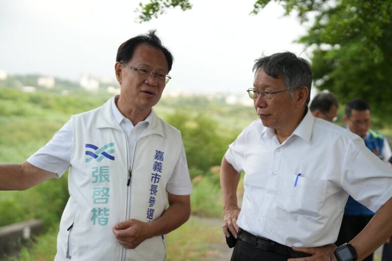 張啓楷在台灣民眾黨創黨主席柯文哲陪同下,前往嘉義市牛稠溪環狀快速道路東段先期聯絡道路預定路段視察。(圖/記者翻攝)