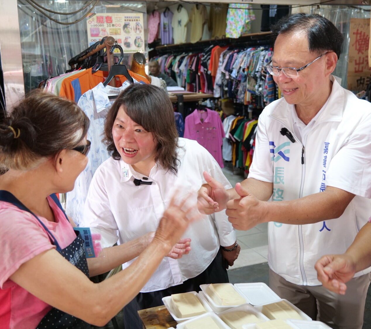 嘉義市長黃敏惠向攤商推薦接棒人張啓楷。(圖／記者翻攝)