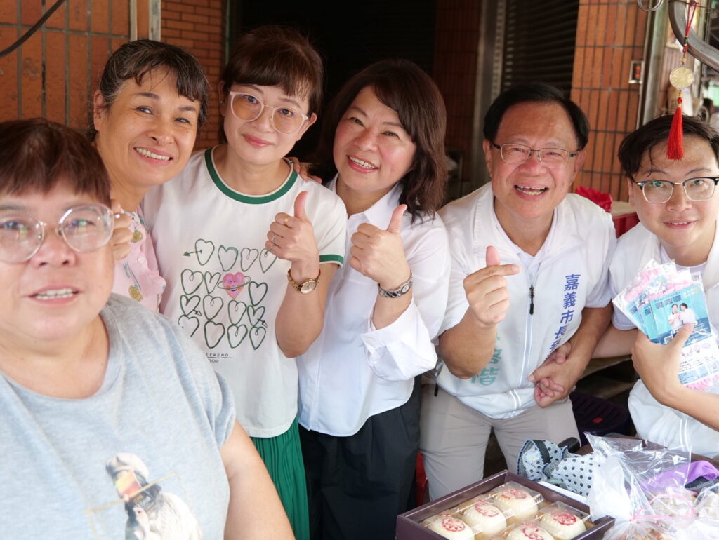 嘉義市長黃敏惠(右3)、張啓楷(右2)與西區市議員候選人黃政融(右1)沿途與攤商及民眾合影。(圖／記者翻攝)