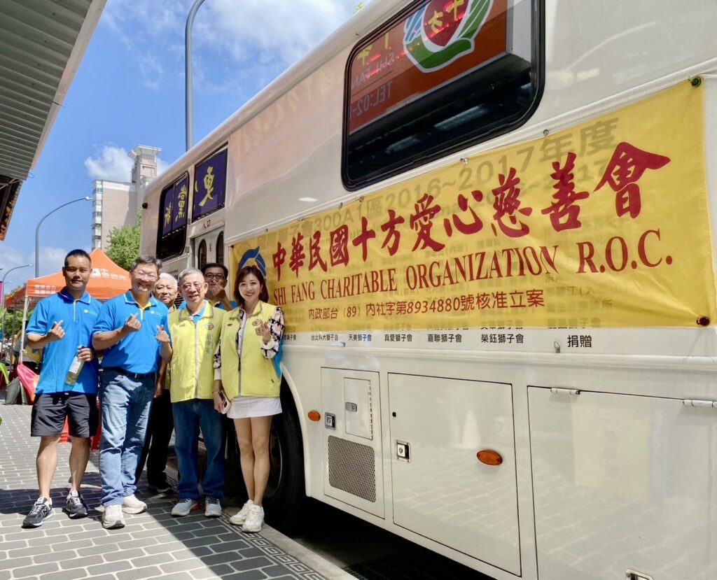 中華民國十方愛心慈善會在新北市三重區龍濱路120-5號舉辦「公益捐血暨愛心物資關懷活動」，號召民眾挽袖捐血。(記者 包克明攝)