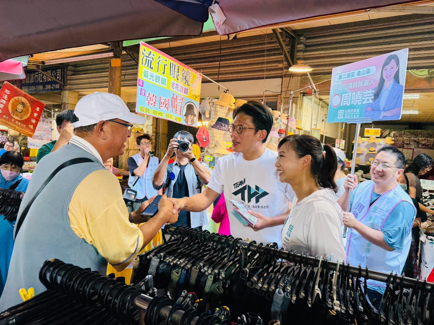 黃國昌主席桃園輔選首站陪同民眾黨桃園市議員候選人周曉芸走訪后街市場掃街拜票。(圖/記者翻攝)