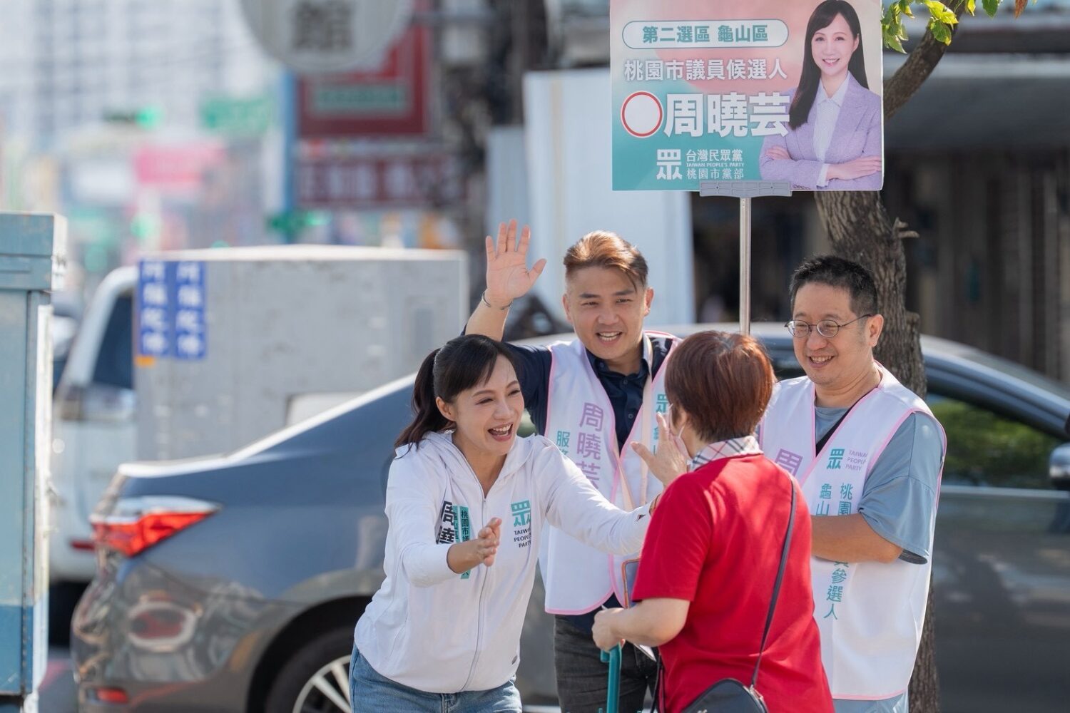 周曉芸走訪后街市場掃街拜票,獲得民眾熱情互動支持。(圖/記者翻攝)