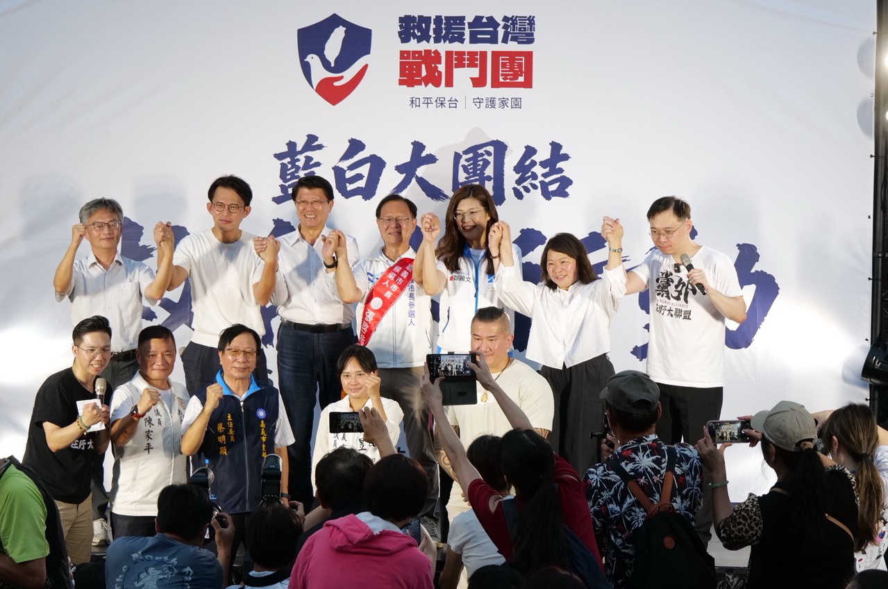 首場「藍白大團結・救台大行動」19日在嘉義市順興宮登場。國民黨主席鄭麗文、台灣民眾黨主席黃國昌同台力挺兩黨共同推薦的嘉義市長候選人張啓楷,現場氣氛熱絡。(圖/記者翻攝)