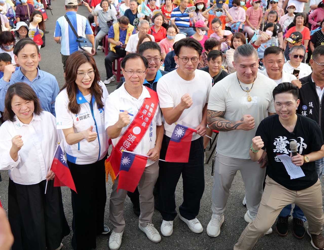 首場「藍白大團結・救台大行動」活動邀集救援台灣戰鬥團團長蘇偉碩、副團長「歷史哥」李易修、主持人黃士修,以及網紅「館長」陳之漢、立法委員葉元之、台南市長參選人謝龍介等人到場助講。(圖/記者翻攝)