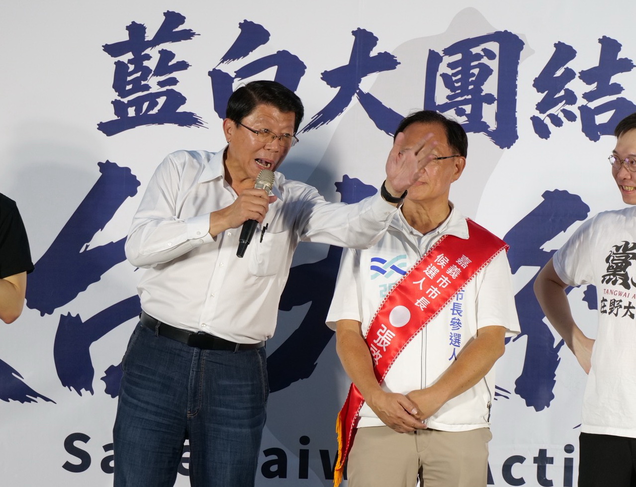 「台南投龍介、嘉義挺啓楷!」,國民黨台南市長參選人謝龍介親自到場助講,妙語如珠,瞬間炒熱現場氣氛。(圖/記者翻攝)