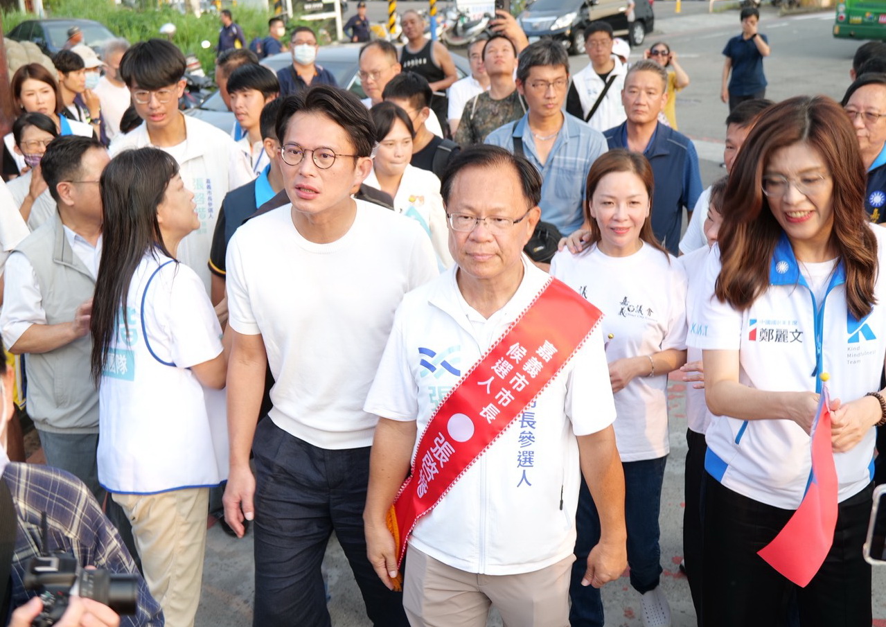 國民黨主席鄭麗文、民眾黨主席黃國昌於新竹破局後首度合體同框,力挺兩黨共同推薦的嘉義市長候選人張啓楷。(圖/記者翻攝)