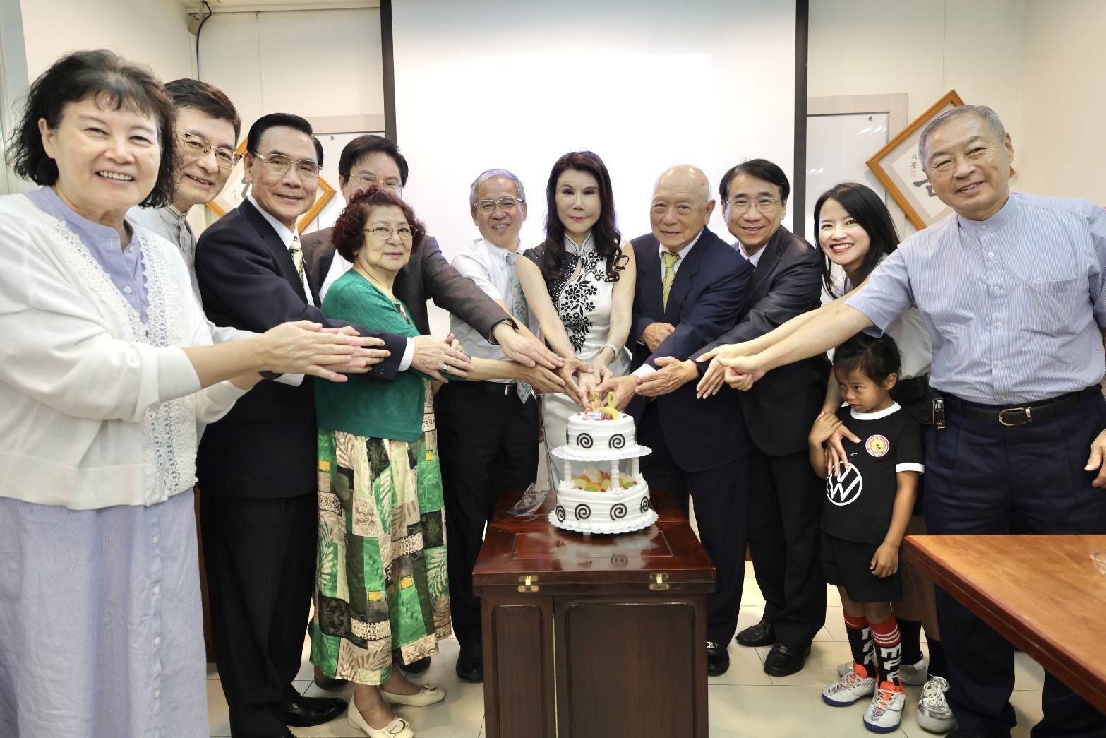 眾多好友偕李兆環博士一同切蛋糕歡慶執業30週年。(圖/記者翻攝)