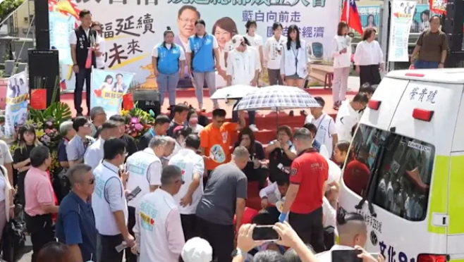 國民黨嘉義市黨部主委、張啓楷競選總部執行總幹事蔡明顯突然昏倒，從舞台跌落，隨後由救護人員送醫。(圖／記者翻攝)