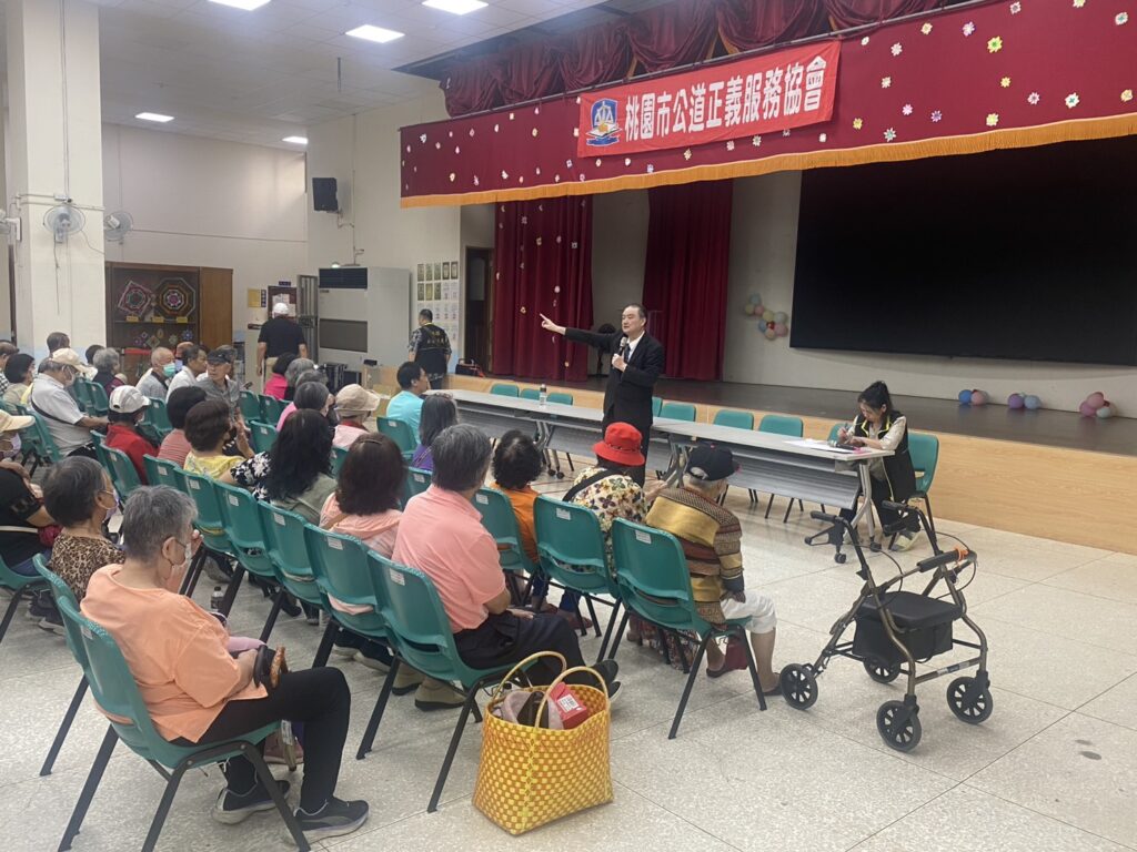 台北地檢署檢察官劉承武受邀分享被害預防觀念,提醒長者留意詐騙、剝削等風險,遇到疑似受害情況時及早求助。(圖/記者翻攝)