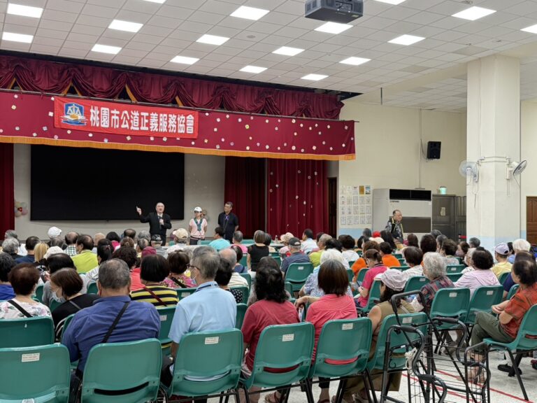 「中秋愛心公益送物資暖弱勢心」活動，現場湧入的義工和弱勢長者，滿滿的人潮。(圖／記者翻攝)
