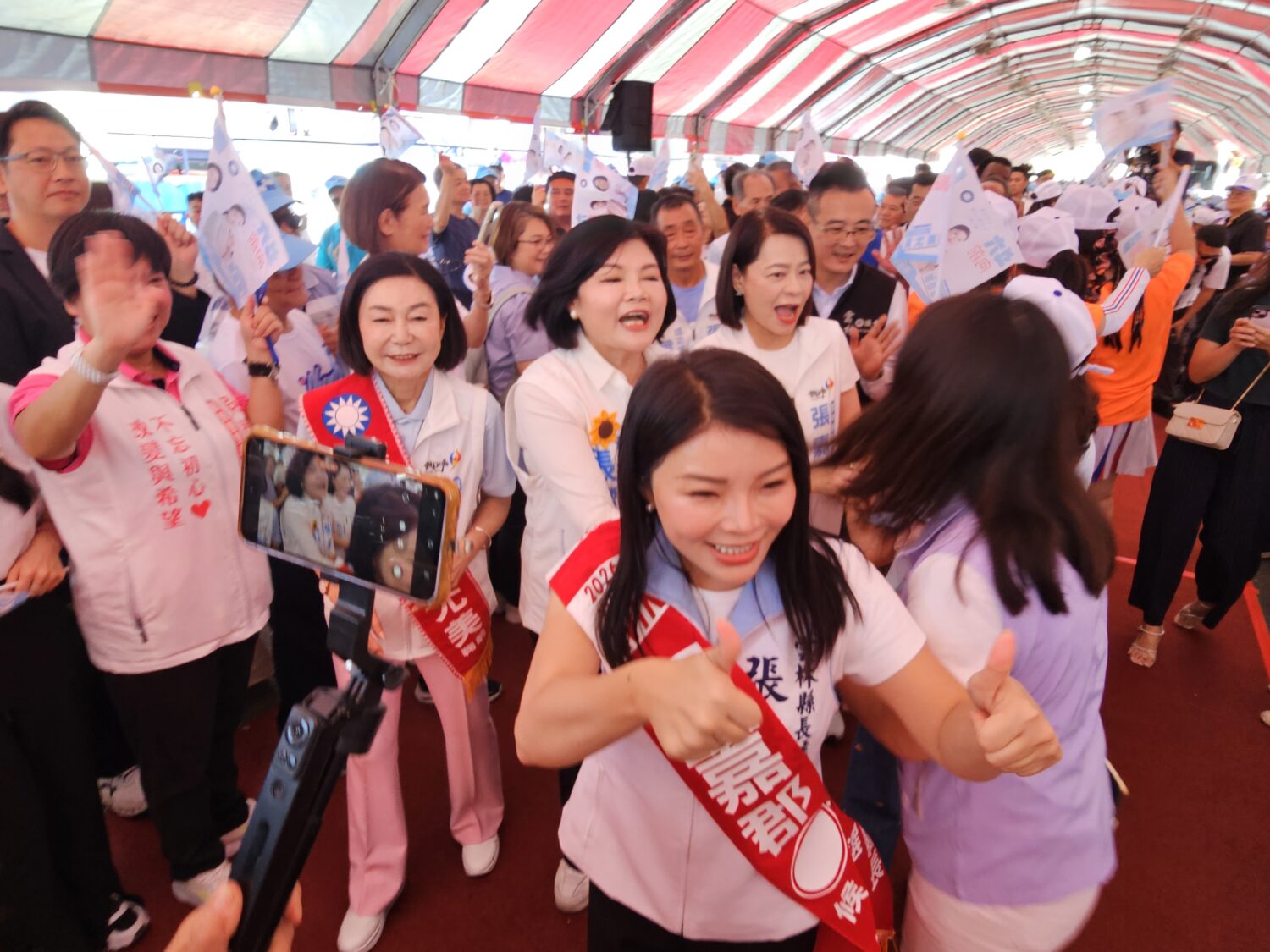 張嘉郡(前中)、黃尤美(後左2)聯合競總成立大進場受到民眾熱情歡迎。(圖/記者葉子綱攝)