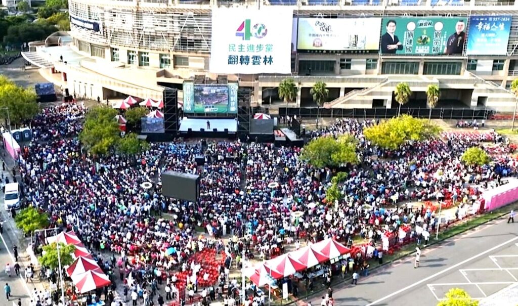 劉建國成立競總吸引支持群眾湧進現場。（圖/記者葉子綱翻攝）
