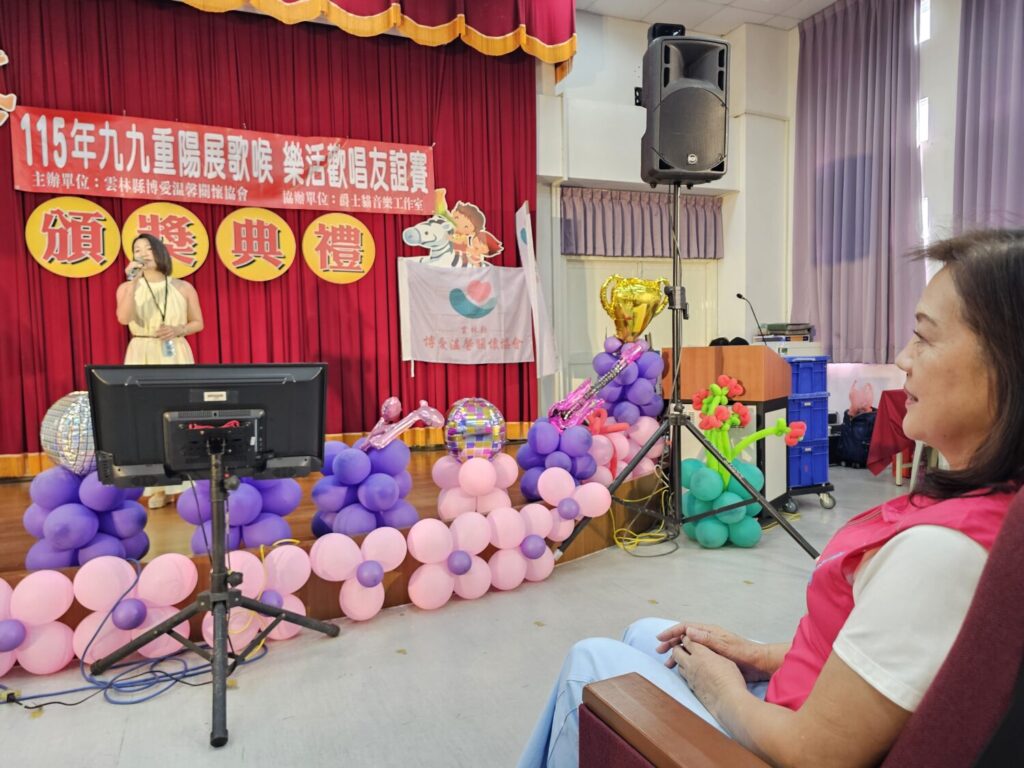雲林縣博愛溫馨關懷協會舉辦樂活歡唱友誼賽，圖為理事長賴淑娞觀賽。（圖/記者葉子綱攝）