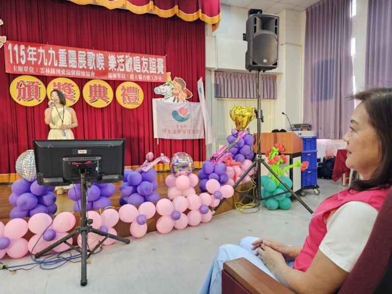 雲林縣博愛溫馨關懷協會舉辦樂活歡唱友誼賽，圖為理事長賴淑娞觀賽。（圖/記者葉子綱攝）