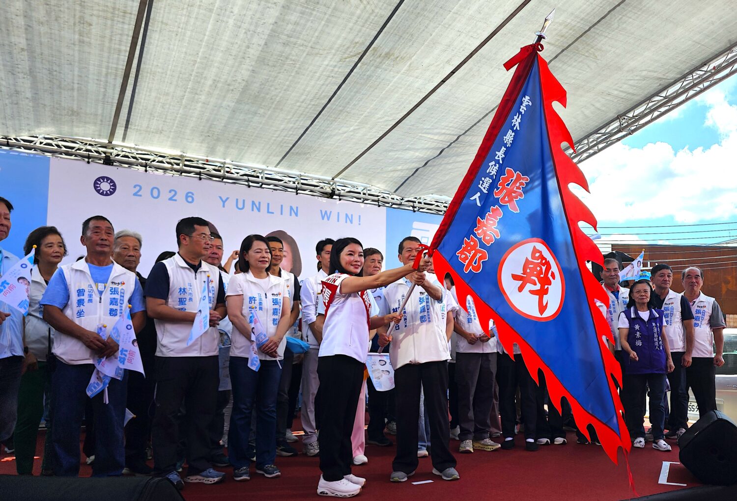 張嘉郡(前左)、黃尤美斗六聯合競總成立授予輔選幹部戰旗。(圖/記者葉子綱攝)