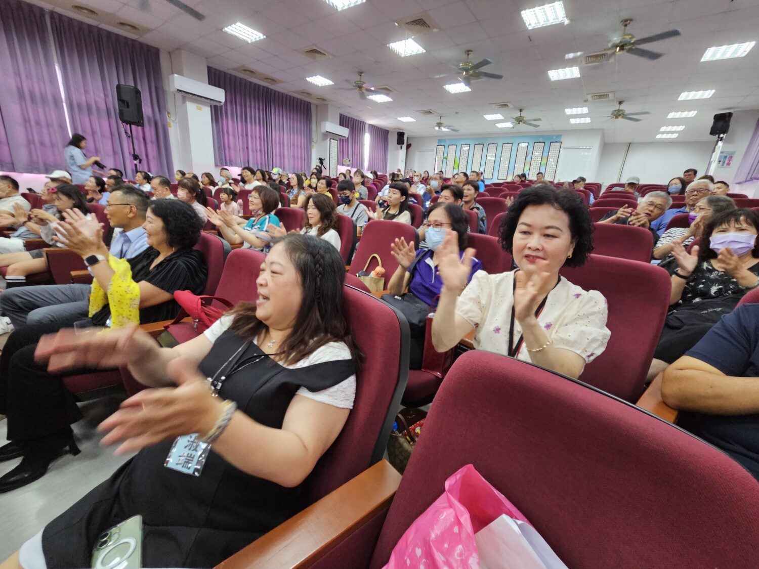 雲林縣博愛溫馨關懷協會舉辦樂活歡唱友誼賽,現場氣氛熱烈。(圖/記者葉子綱攝)