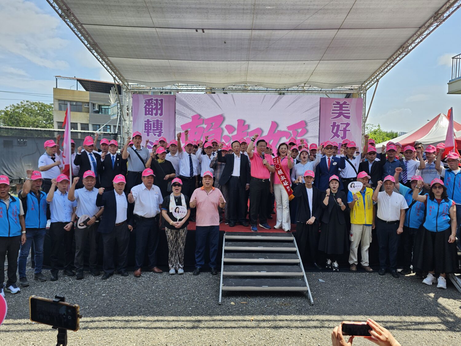 全國商總理事長許舒博(第2排中右)率商總理監事各企業主站台背書力挺。(圖/記者葉子綱攝)