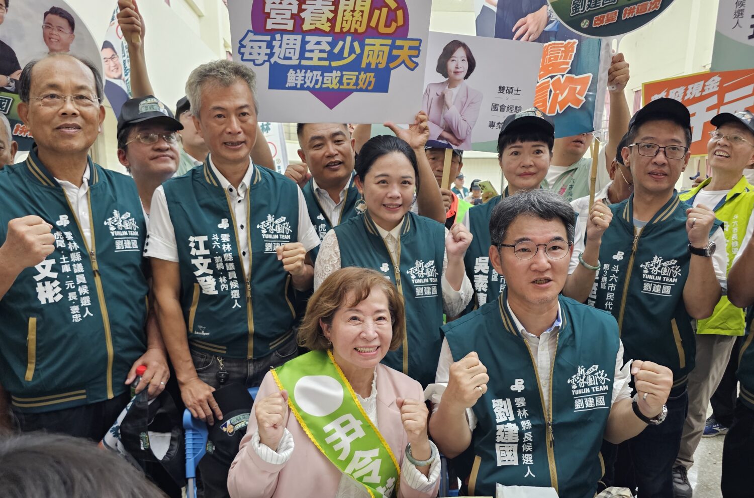 尹令瑛（前左）由劉建國（前右）及各界陪同登記參選。（圖/記者葉子綱攝）